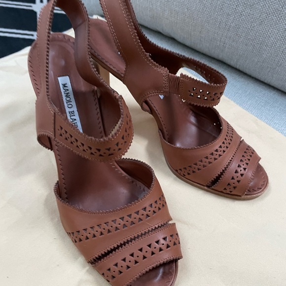 MANOLO BLAHNIK wood heeled Sandal, size 39. Very good condition. Chestnut color. - Picture 4 of 5